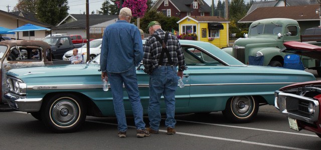 Classic cars and watercross overtake Elma