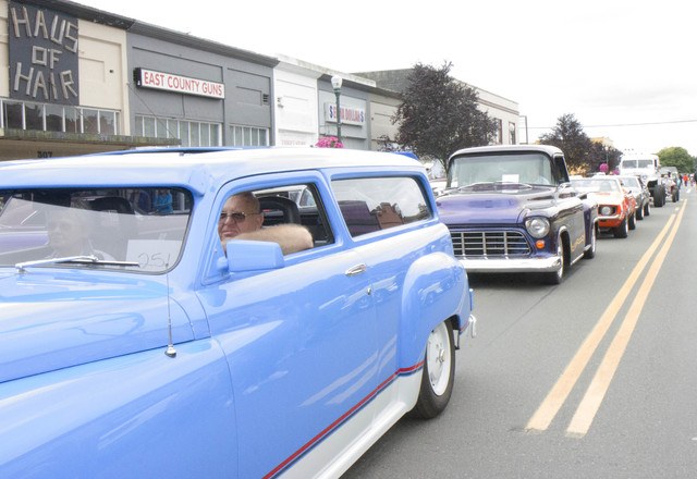 Classic cars and watercross overtake Elma