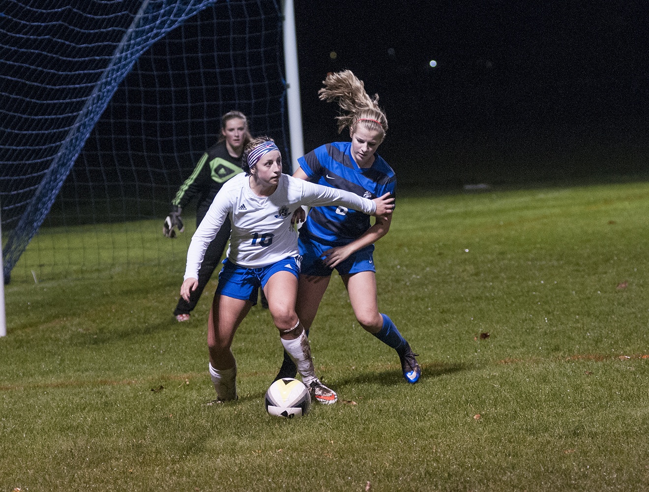 (Brendan Carl | GH Newspaper Group) Elma’s Peyton Elliott works to find an open teammate against La Center on Tuesday, Nov. 1.