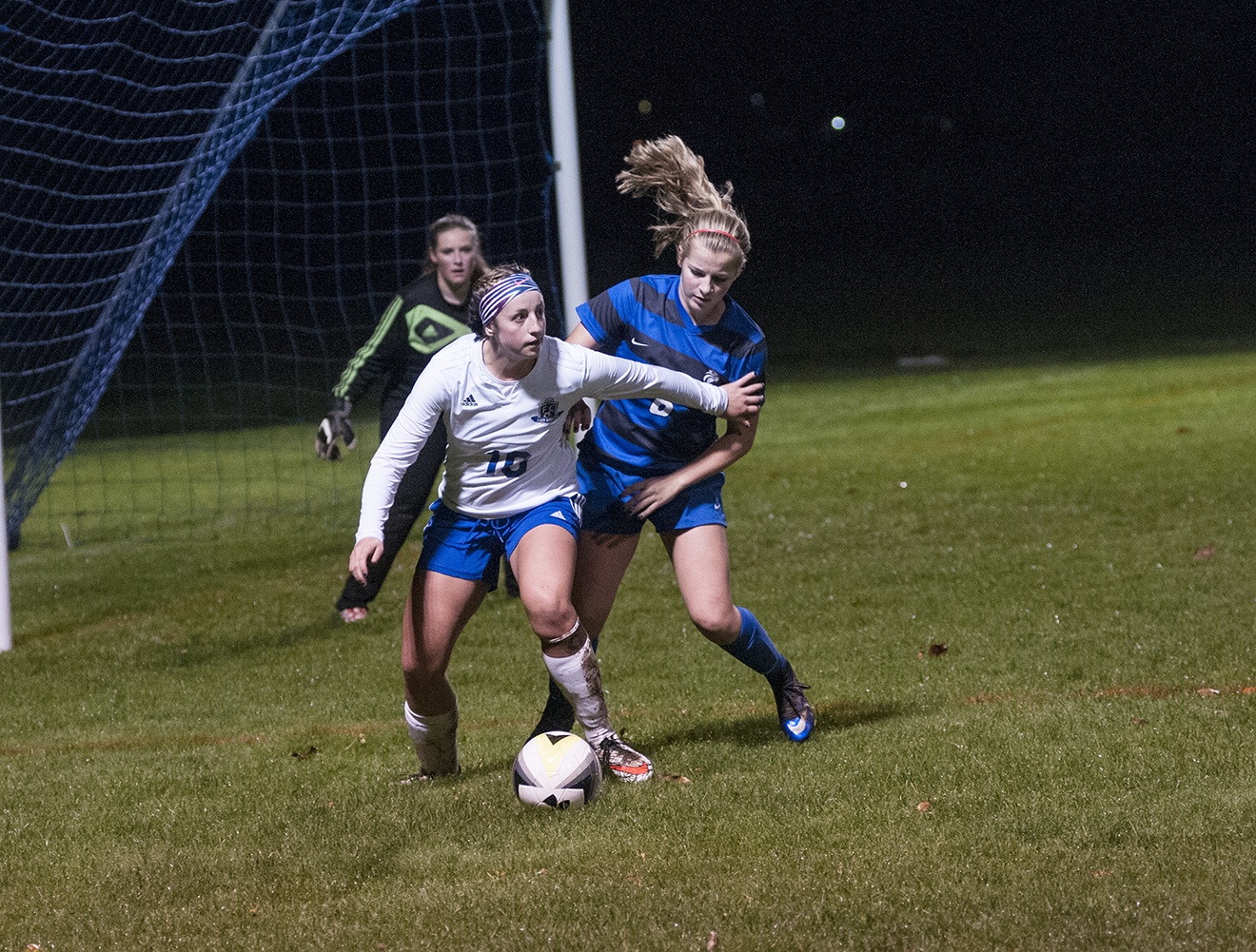 (Brendan Carl | GH Newspaper Group) Elma’s Peyton Elliott works to find an open teammate against La Center on Tuesday, Nov. 1.