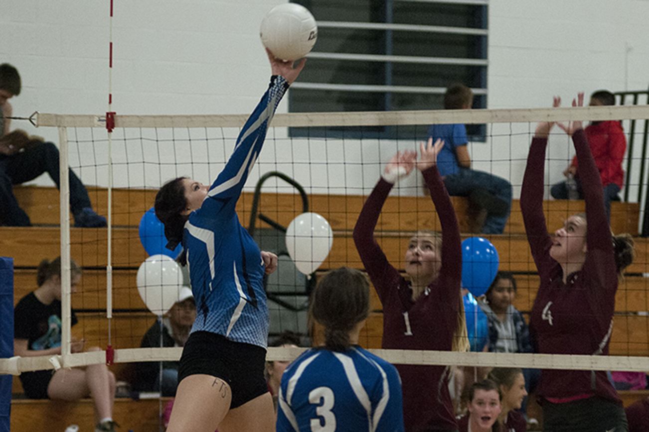 (Brendan Carl | GH Newspaper Group) Elma’s Kaylee Rambo tips a ball over against Hoquiam on Tuesday, Oct. 25.