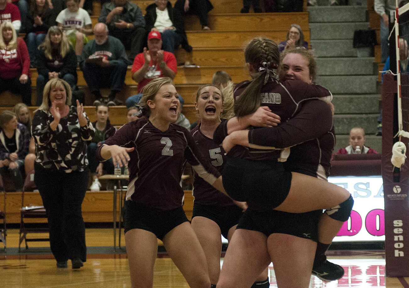 Montesano edged by La Center in district volleyball final