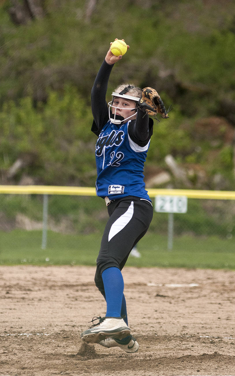 (Brendan Carl | Grays Harbor Newspaper Group)                                Elma’s Quin Mikel pitches against Hoquiam on Tuesday.