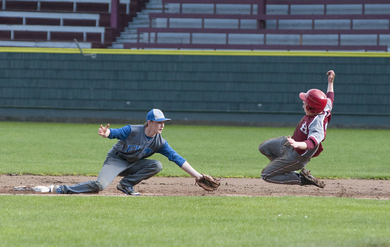 (Brendan Carl | Grays Harbor Newspaper Group) Elma’s Colten French waits to tag Hoquiam’s Jackson Folkers out at second base. Elma defeated Hoquiam 3-0 in the first game on Thursday before the Grizzlies won the nightcap 17-1.