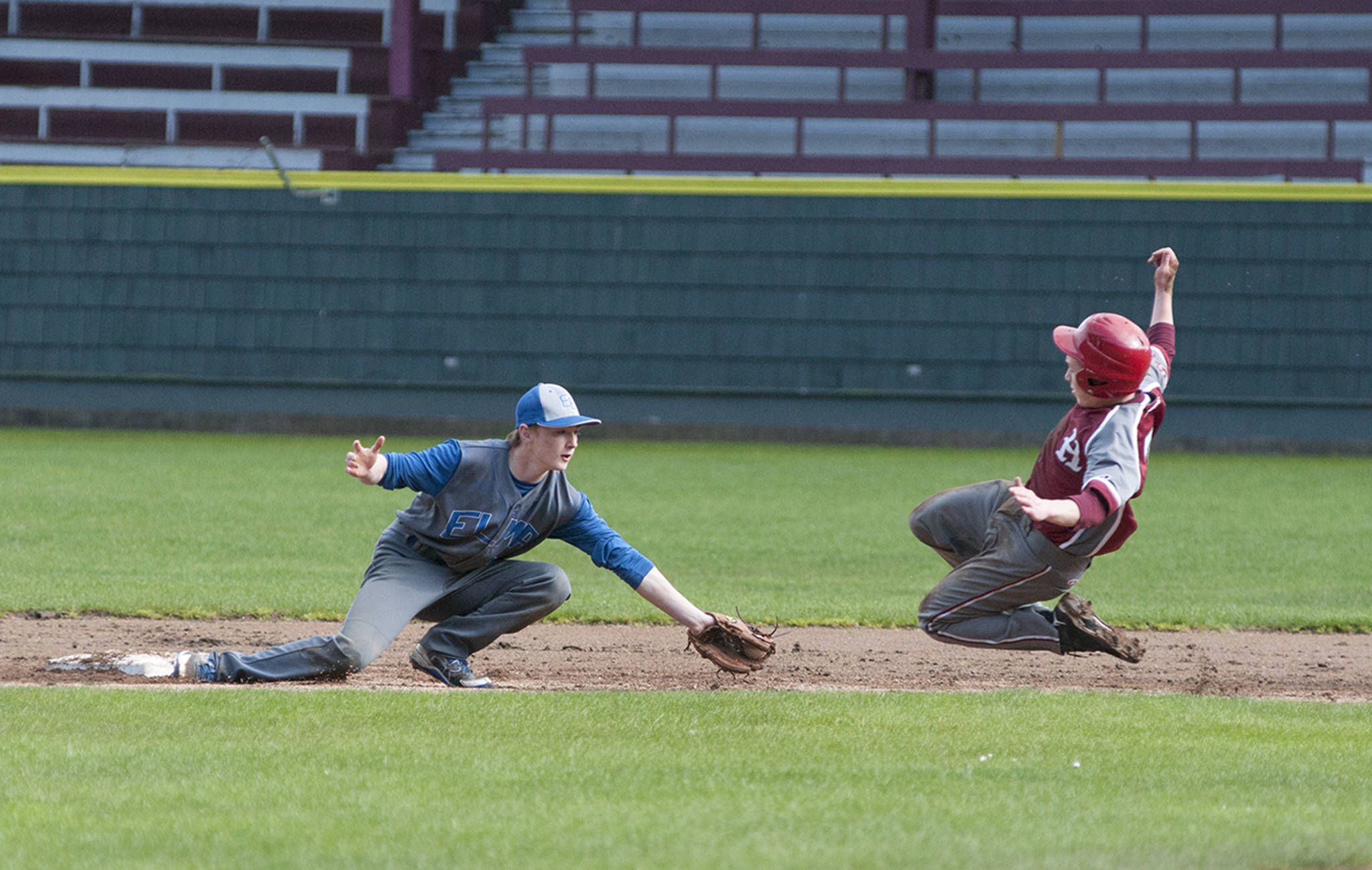 (Brendan Carl | The Daily World) Elma’s Colten French waits to tag Hoquiam’s Jackson Folkers out at second base. Elma defeated Hoquiam 3-0 in the first game on Thursday before the Grizzlies won the nightcap 17-1.