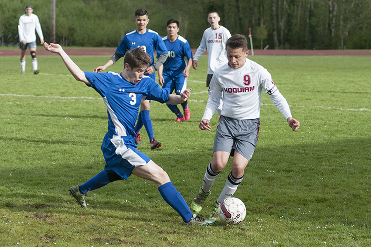 (Brendan Carl | GH Newspaper Group)                                Hoquiam’s Jose Juarez and Elma’s Isaac Horton battle for possession during an Evergreen 1A League match at Sea Breeze Oval on Monday.