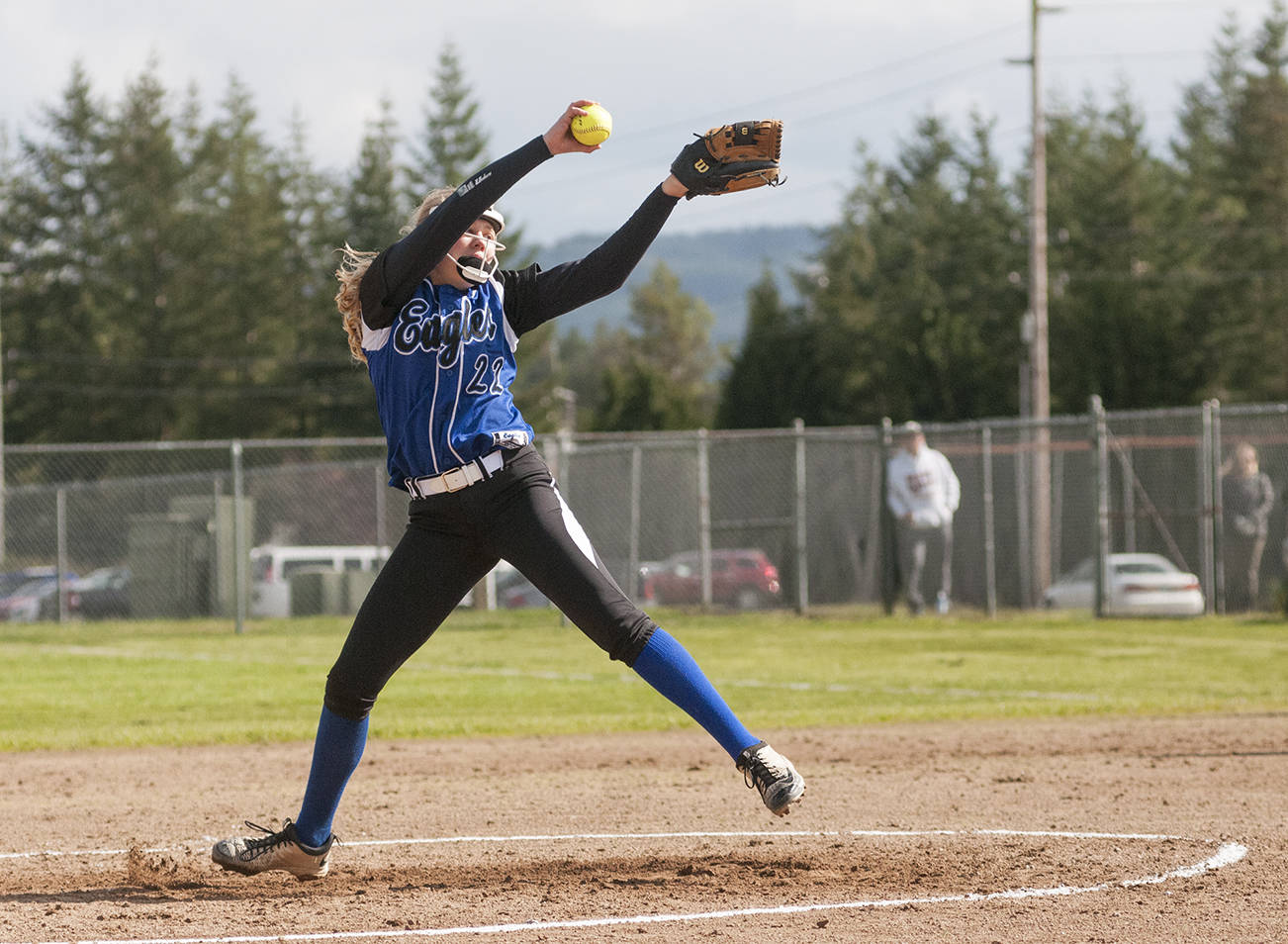 (Brendan Carl | Grays Harbor Newspaper Group ) Elma’s Quin Mikel pitches against Hoquiam on Thursday.