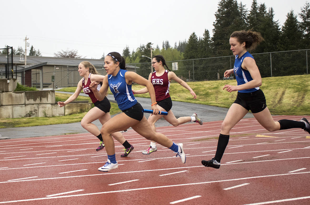 (Brendan Carl | Grays Harbor Newspaper Group) Elma’s Jayla Mason takes the handoff from Maddi Clark to run the anchor leg of the 4x100 relay on Friday.