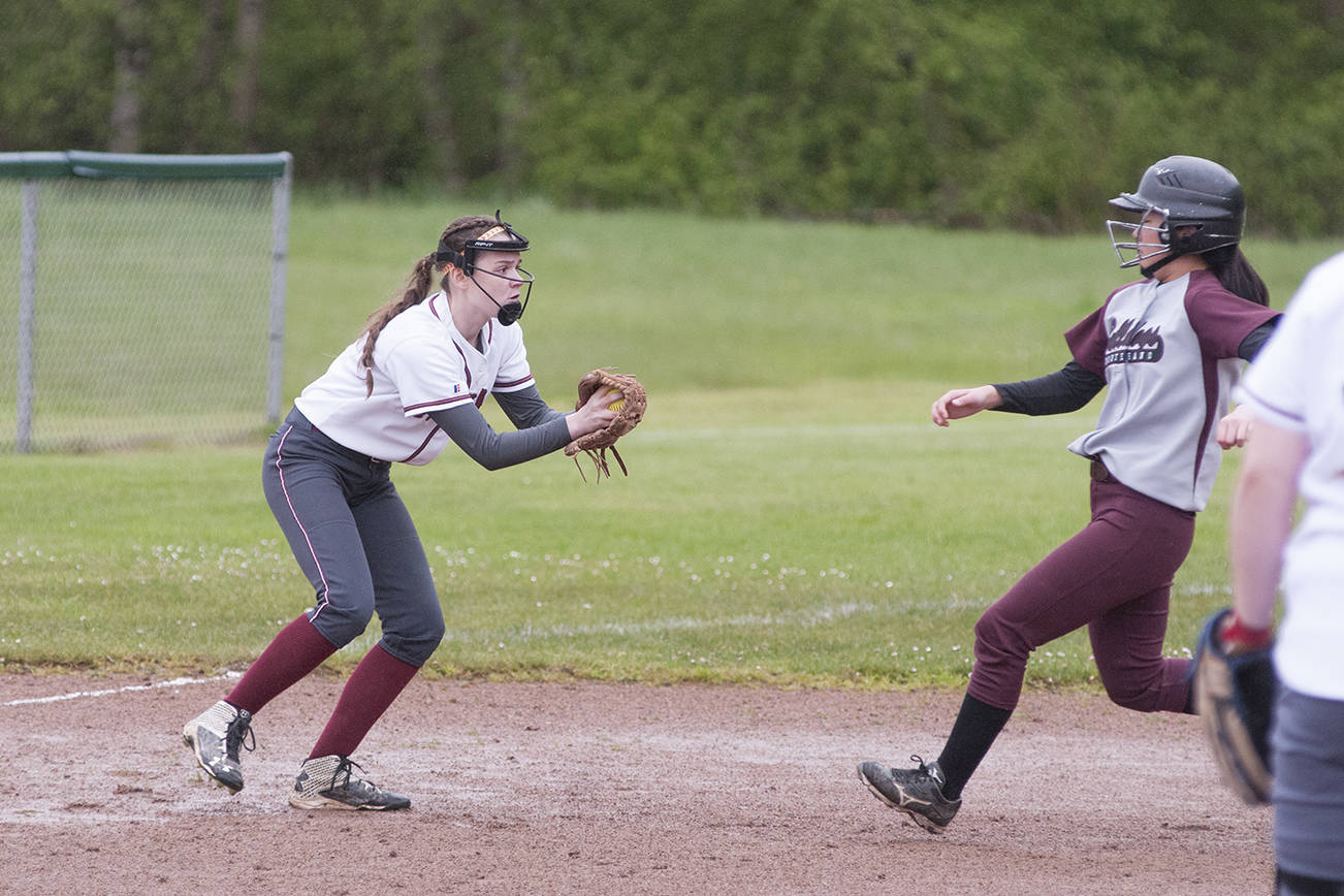(Brendan Carl | Grays Harbor Newspaper Group) Hoquiam’s Jade Cox waits to tag Montesano’s Linghong Schoch out during an Evergreen 1A League game at Gable Park on Tuesday.