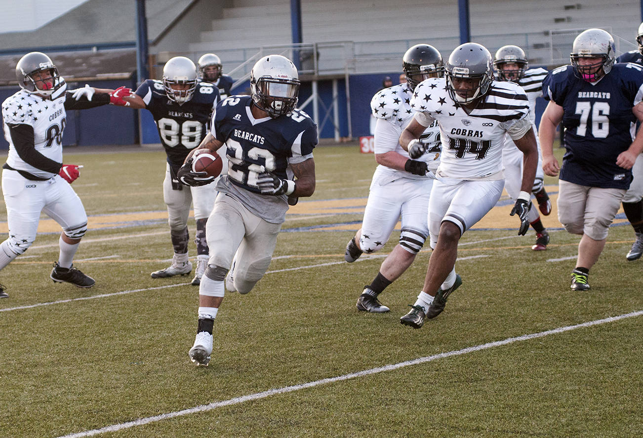 (Brendan Carl | Grays Harbor Newspaper Group) Grays Harbor Bearcats’ Jordan Harrington runs the ball against the Cowlitz Cobras on Saturday.