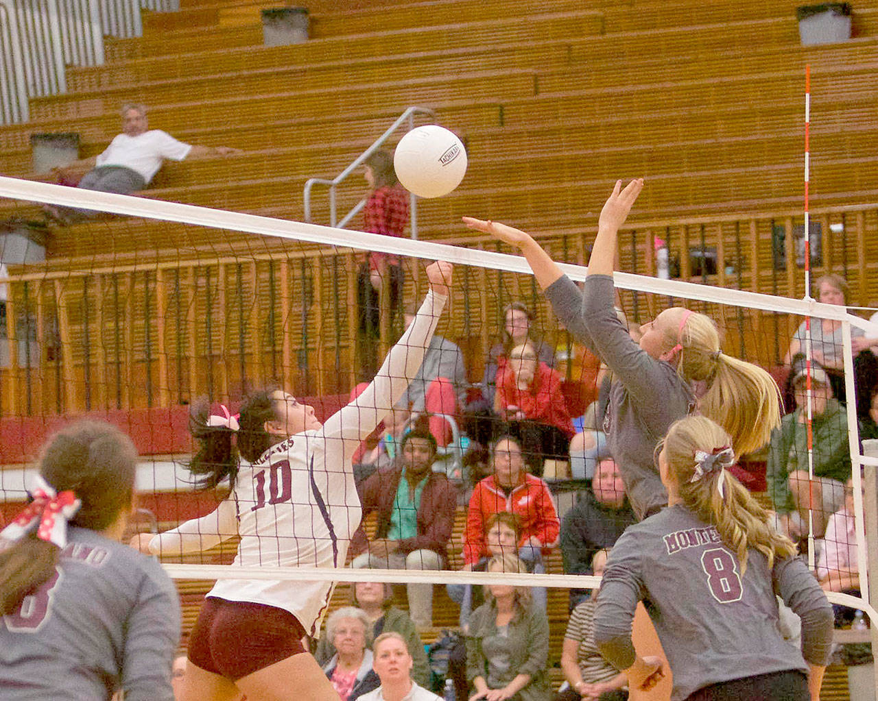 Montesano’s McKenna Miller and Hoquiam’s Kamimi Papp (10) duel at the net Tuesday night. (Photo by Patti Reynvaan)