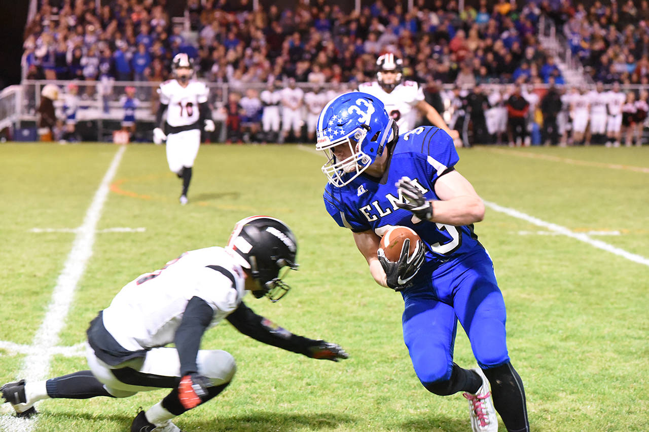 (Photo by Sue Michalak) Elma’s Taitum Brumfield runs the ball during the first quarter.