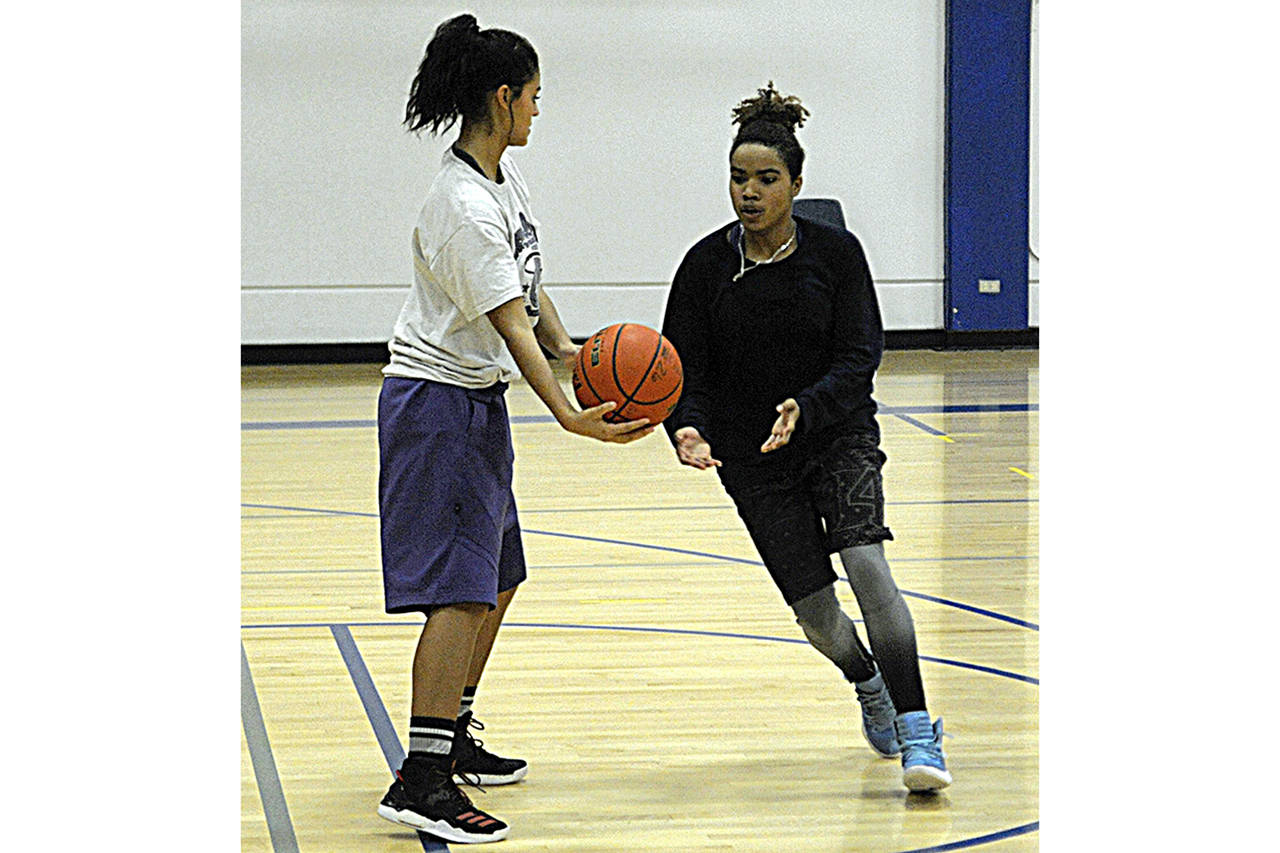 D’licya Feaster gets a pass from Isabel Hernandez after coming off of a screen during a drill in practice.