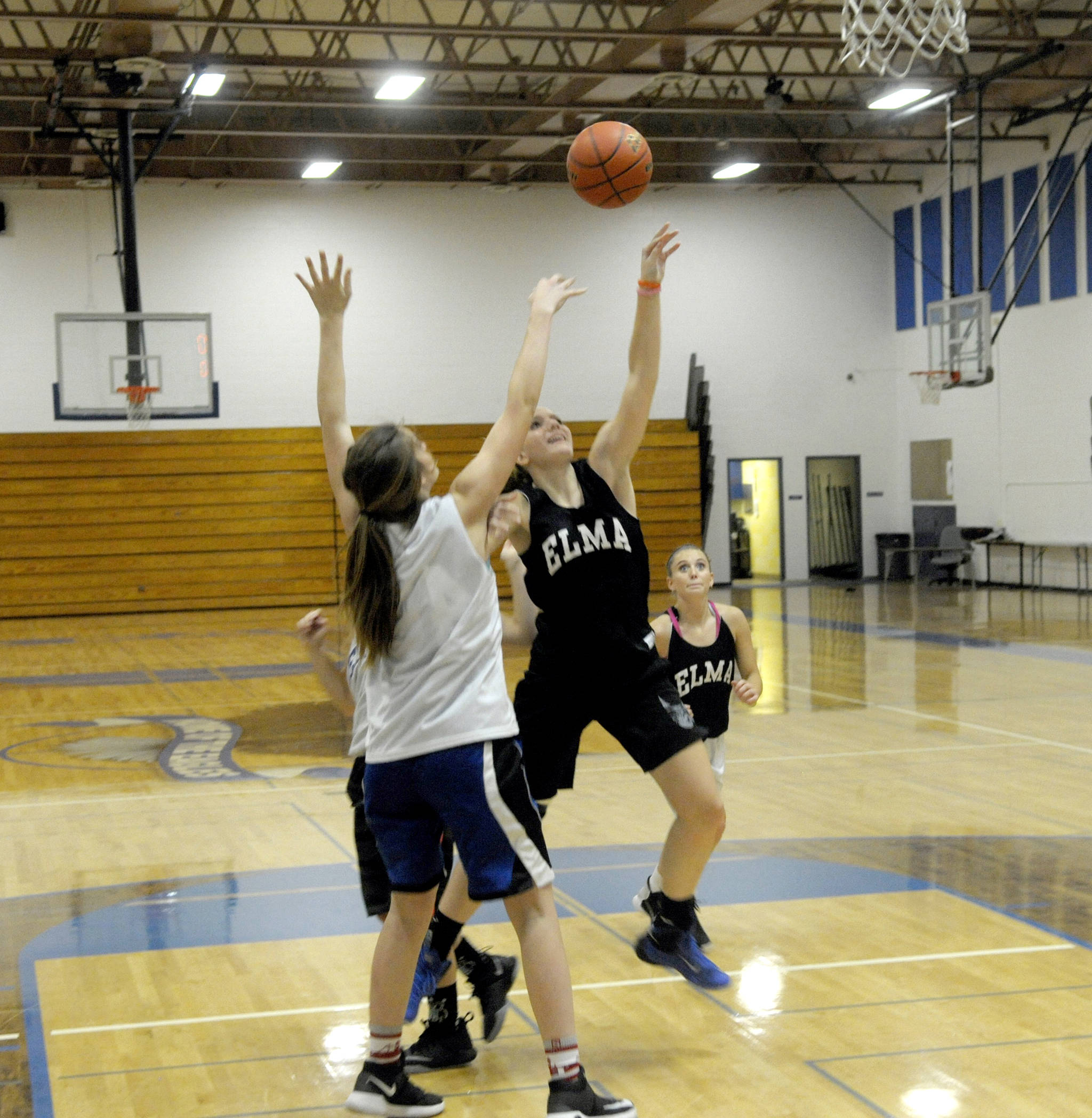 Jaelyn Sackrider, left, defends Molly Johnston’s drive to the hoop during a recent scrimmage.