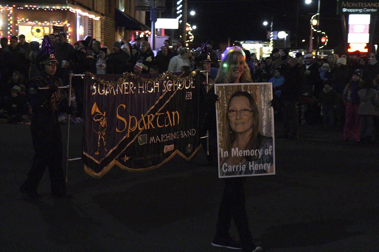(Corey Morris | The Vidette) Sumner High School band parent Jennifer Woolery carries a photo of Carrie Henry, a former Montesano resident who moved to Sumner and recently died of cancer.