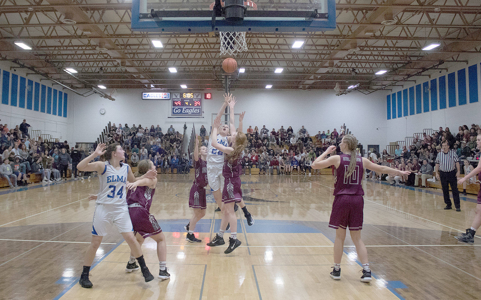 Elma’s Quin Mikel puts up a shot against Montesano in an Evergreen 1A League contest on Thursday. Mikel finished with 22 points in the 60-50 win over the Bulldogs. (Brendan Carl Photography)