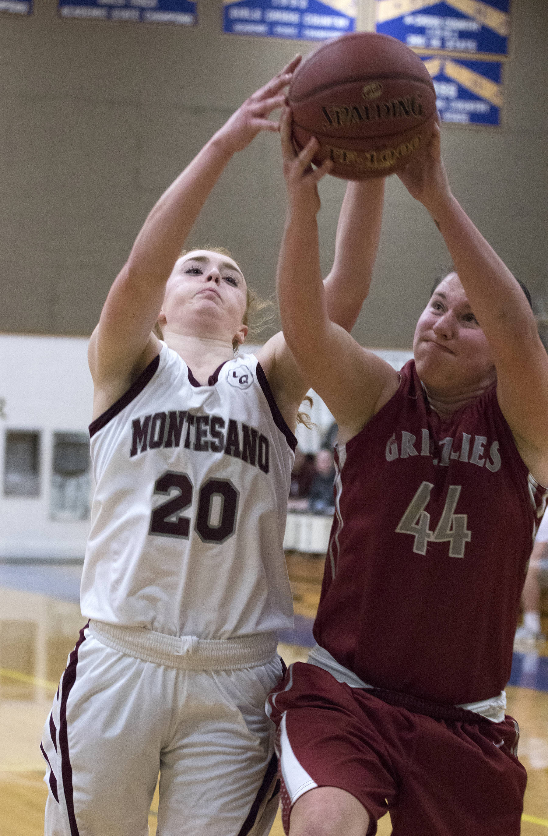 Monte girls overcome power outage and Elma to advance to regionals