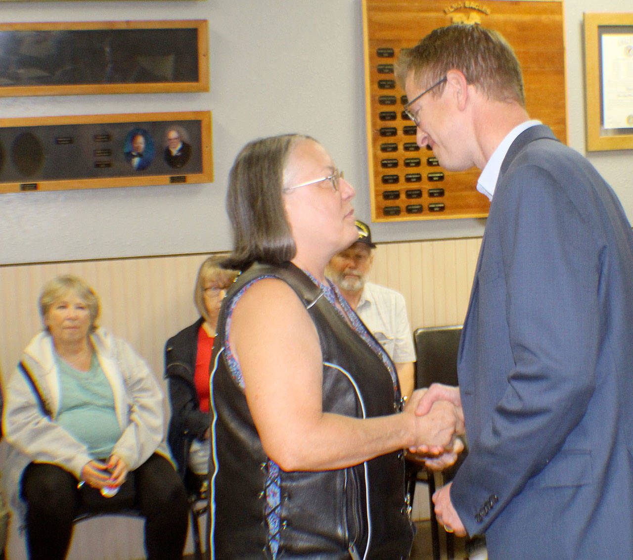 Terri Baske, left, shakes Rep. Derek Kilmer’s hand during a ceremony to honor Vietnam War veterans Wednesday, Aug. 22, 2018, in Elma. Baske’s father-in-law served two tours in Vietnam. Her late husband also served. Photo by Michael Lang, The Vidette