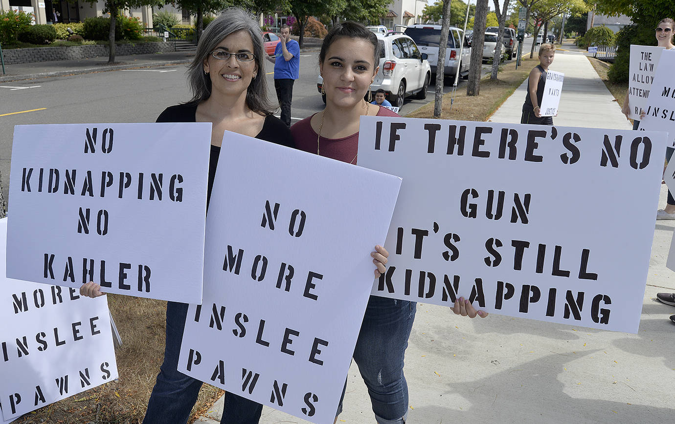 DAN HAMMOCK | THE DAILY WORLD                                AnnMarie Shuck (right) and her mother Holly welcomed about 30 protesters who set up shop across West Broadway Avenue from the Grays Harbor County Courthouse ahead of Judge Ray Kahler’s sentencing of accused attempted kidnapper Isaac Gusman.