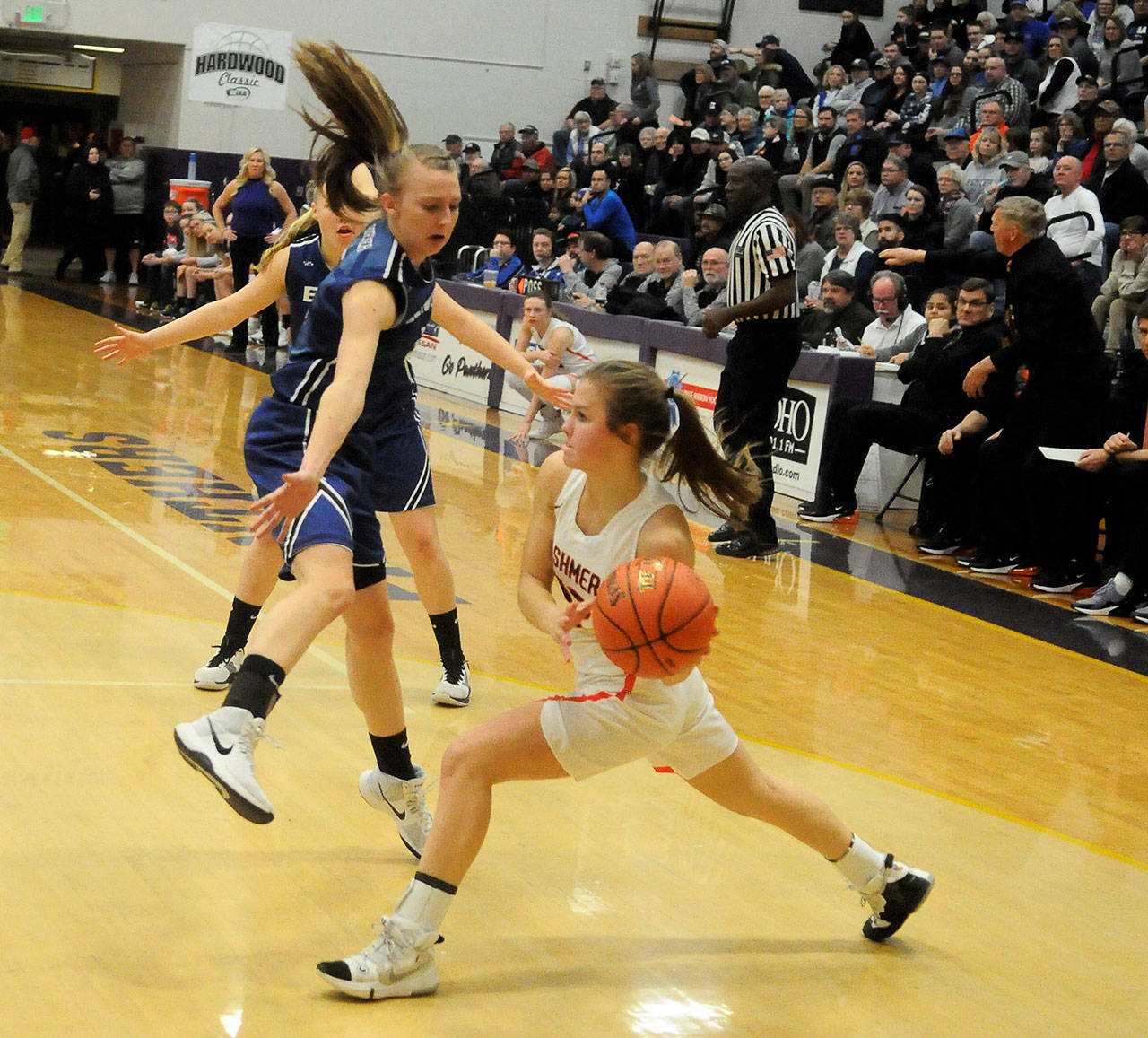 Elma’s Jillian Bieker, left, goes for the steal against Cashmere’s Grace Hammond on Friday. (Hasani Grayson | Grays Harbor News Group)