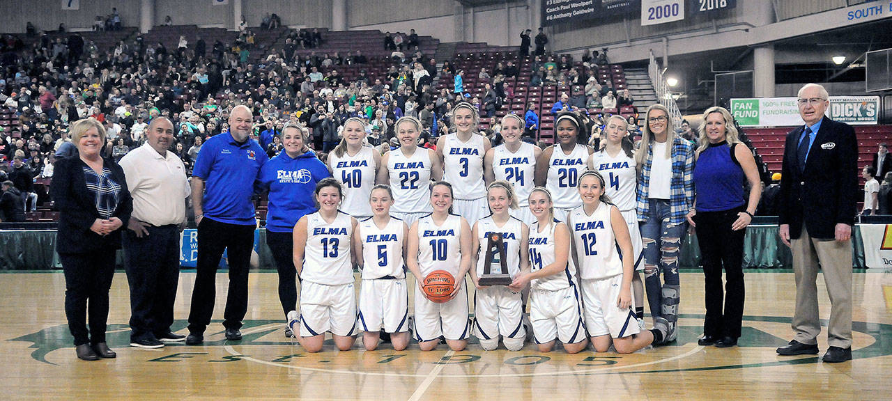 Elma players and staff pose with the Class 1A state tournament sixth-place trophy after losing to Bellevue Christian 41-36 in the consolation bracket Saturday in Yakima. (Hasani Grayson | Grays Harbor News Group)