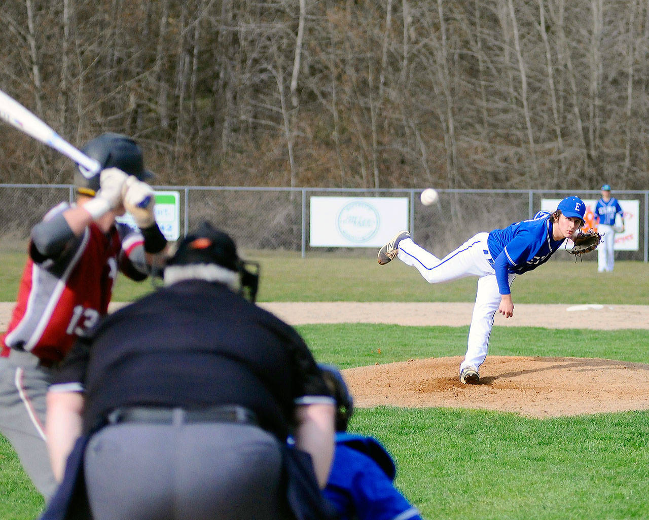 Elma’s Brody Rustemeyer delivers a pitch to Hoquiam’s Jackson Folkers in the second inning on Friday. (Hasani Grayson | Grays Harbor News Group)