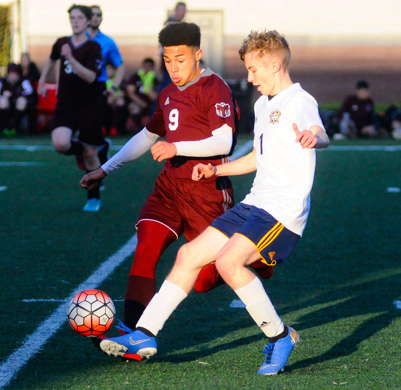Montesano’s Yemi Idowu battles for the ball with Forks’ Seth Johnson in the first half on Wednesday. (Hasani Grayson | Grays Harbor News Group)