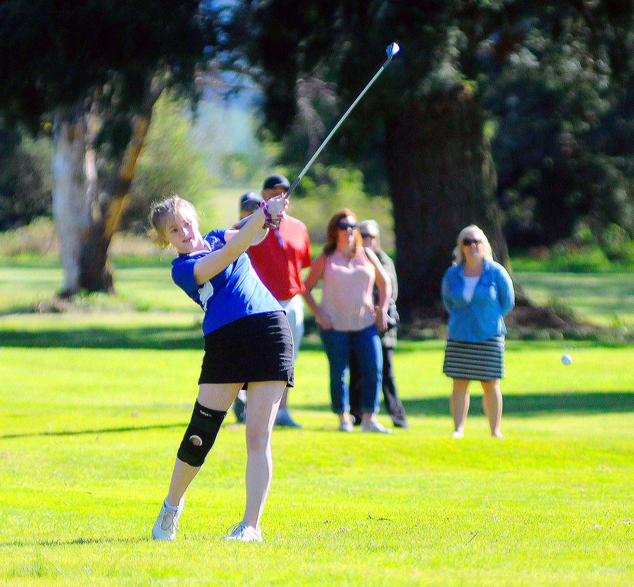 Elma’s Corrie Shedd takes her approach shot from fairway on the fourth hole in a match against Montesano. Shedd was tied for the team lead with a score of 56 on Tuesday. (Hasani Grayson | Grays Harbor News | Group)