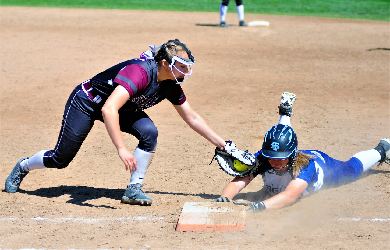 Montesano’s Janessa Otterstetter swipes a tag attempt on Elma’s Jalyn Whipple during the Bulldogs’ 2-1 victory in a 1A State semifinal game on Saturday in Richland. (Hasani Grayson | Grays Harbor News Group)