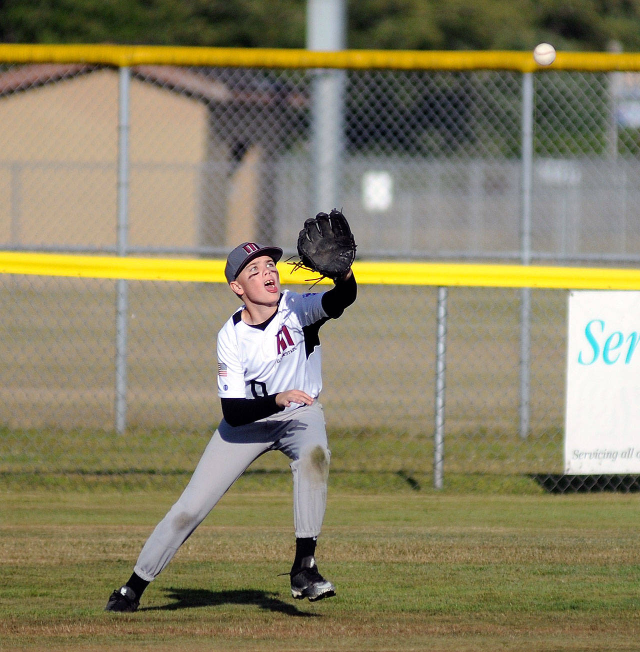 Montesano right fielder Nathan Dowler makes a running catch during the Bulldogs’ 13-5 win over Chehalis in the District 3 Tournament on Thursday. With the win, Monte will face Chehalis in a winner-take-all championship game at 6 p.m. today. (Ryan Sparks | Grays Harbor News Group)