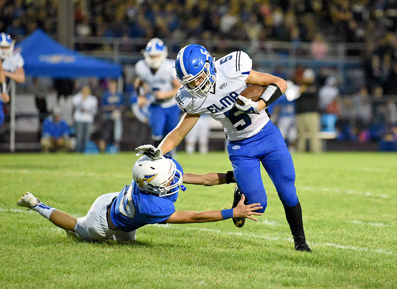 Elma’s Tysen Richardson (5) breaks a tackle on a touchdown run in the first half of Elma’s 63-14 victory over Rochester on Friday at Rochester High School. (Photo by Sue Michalak Budsberg)