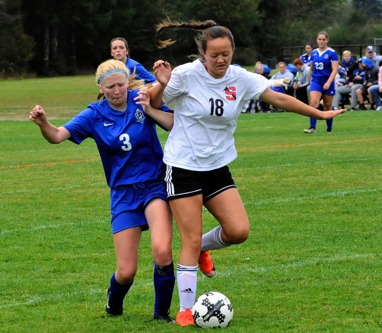 Hasani Grayson | Grays Harbor News Group Elma’s Emily Newberry, left, tries to get the ball away from Shelton’s Brooklyn McMillin in the second half of game on Saturday afternoon at Davis Field in Elma.