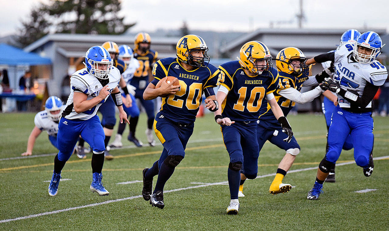 Photo by Sue Michalak Budsberg                                Aberdeen’s Ethan Morrill carries the football during the Bobcats’ 32-26 win on double overtime over Elma on Friday in Aberdeen.