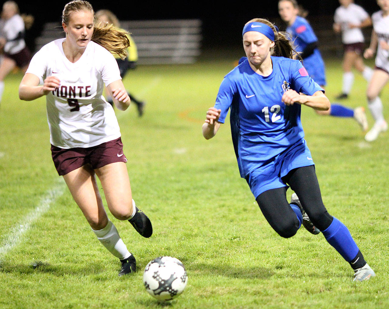 Elma’s Jillian Bieker, right, and Montesano’s Madi Campbell battle for the ball near the sidelines in the second half of a match on Tuesday in Elma. (Hasani Grayson | Grays Harbor News Group)