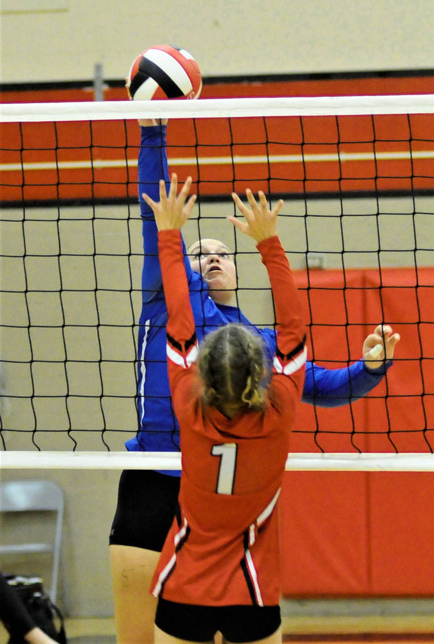 Elma’s Baylee Crisp gets her shot over Tenino’s Samantha Glenn in the third set of a match in Tenino on Thursday. (Hasani Grayson | Grays Harbor News Group)