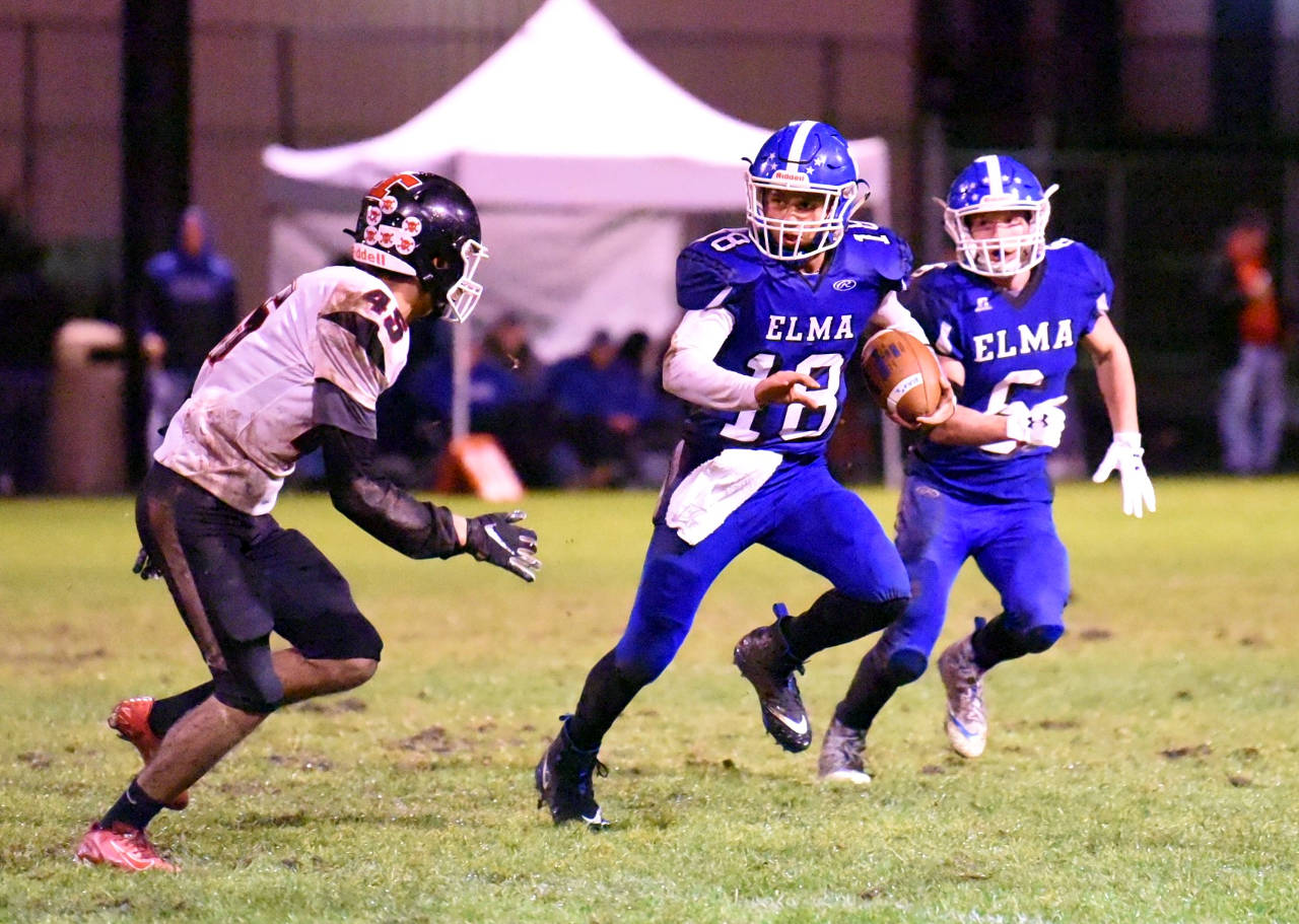 Elma’s Rene Duran takes off on a run against Tenino on Friday at Davis Field in Elma. (Photo by Sue Michalak Budsberg)