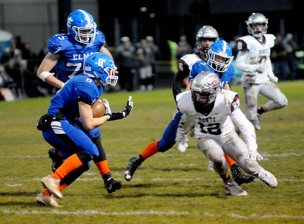 Elma’s Nick Church braces for a hit from Montesano’s Sam Winter in the second quarter of Friday’s game in Elma. (Hasani Grayson | Grays Harbor News Group)