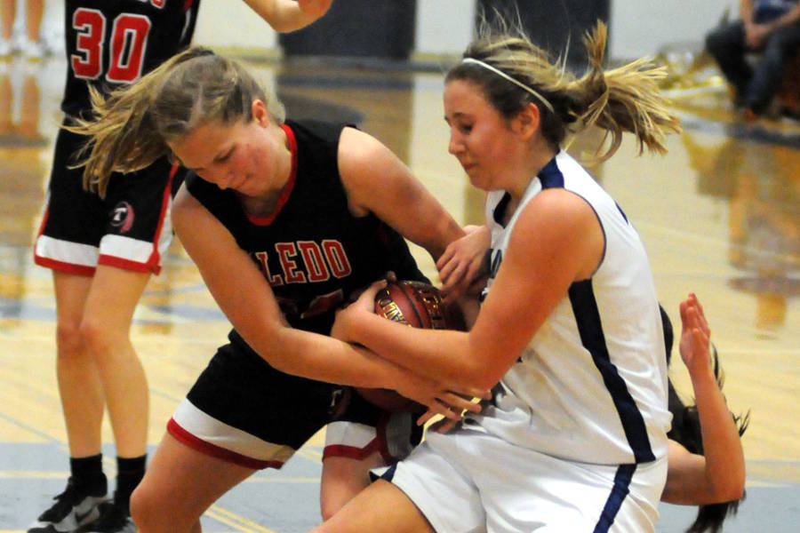 Ryan Sparks | Grays Harbor News Group Elma’s Ella Moore, right, grapples with Toledo’s Greenlee Clark for possession during the Eagles’ 48-40 victory on Monday in Elma.