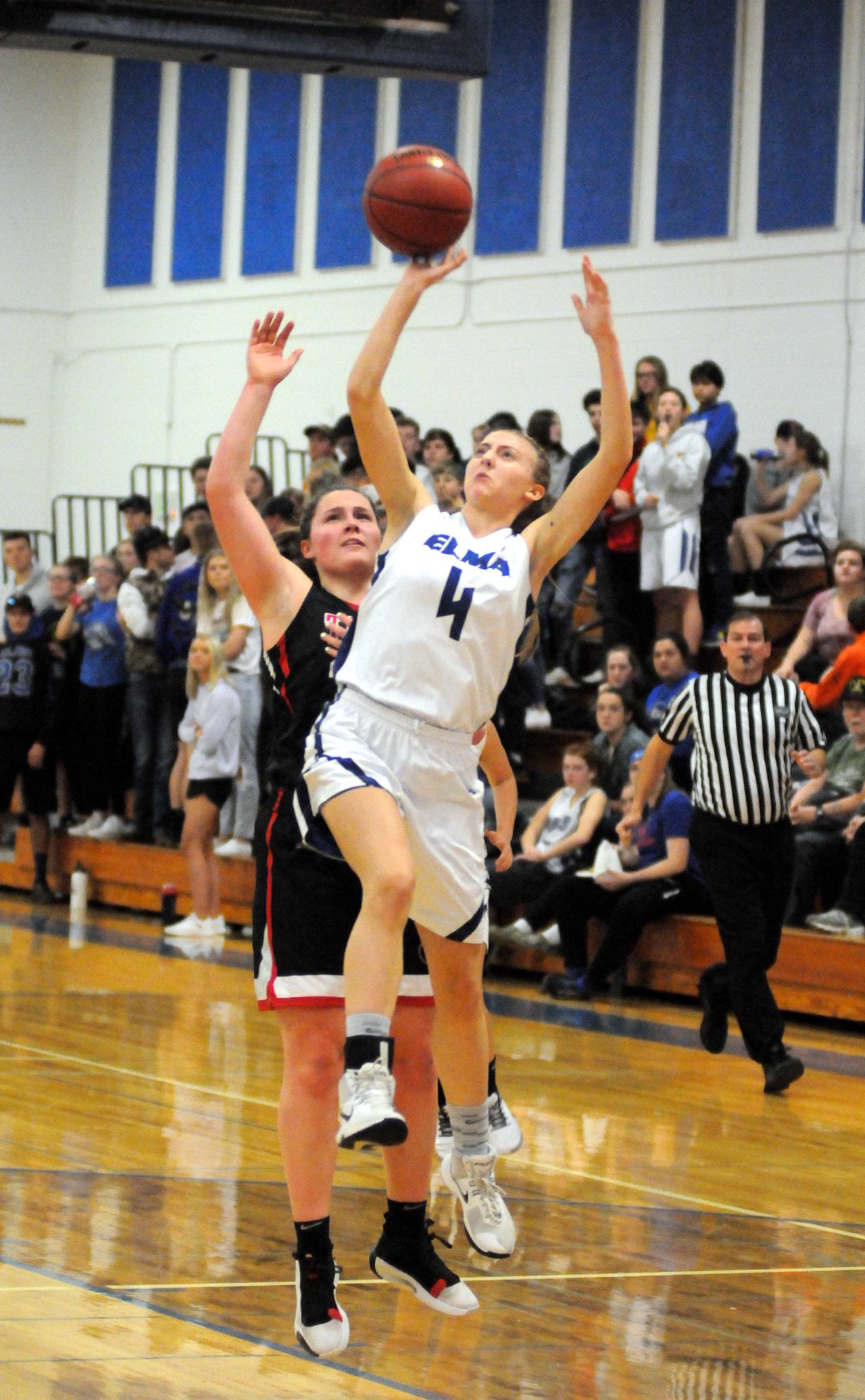 Elma’s Jillian Bieker (4) drives to the basket while being defended by Toledo’s Kal Schaplow during Monday’s game at Elma High School. (Ryan Sparks | Grays Harbor News Group)