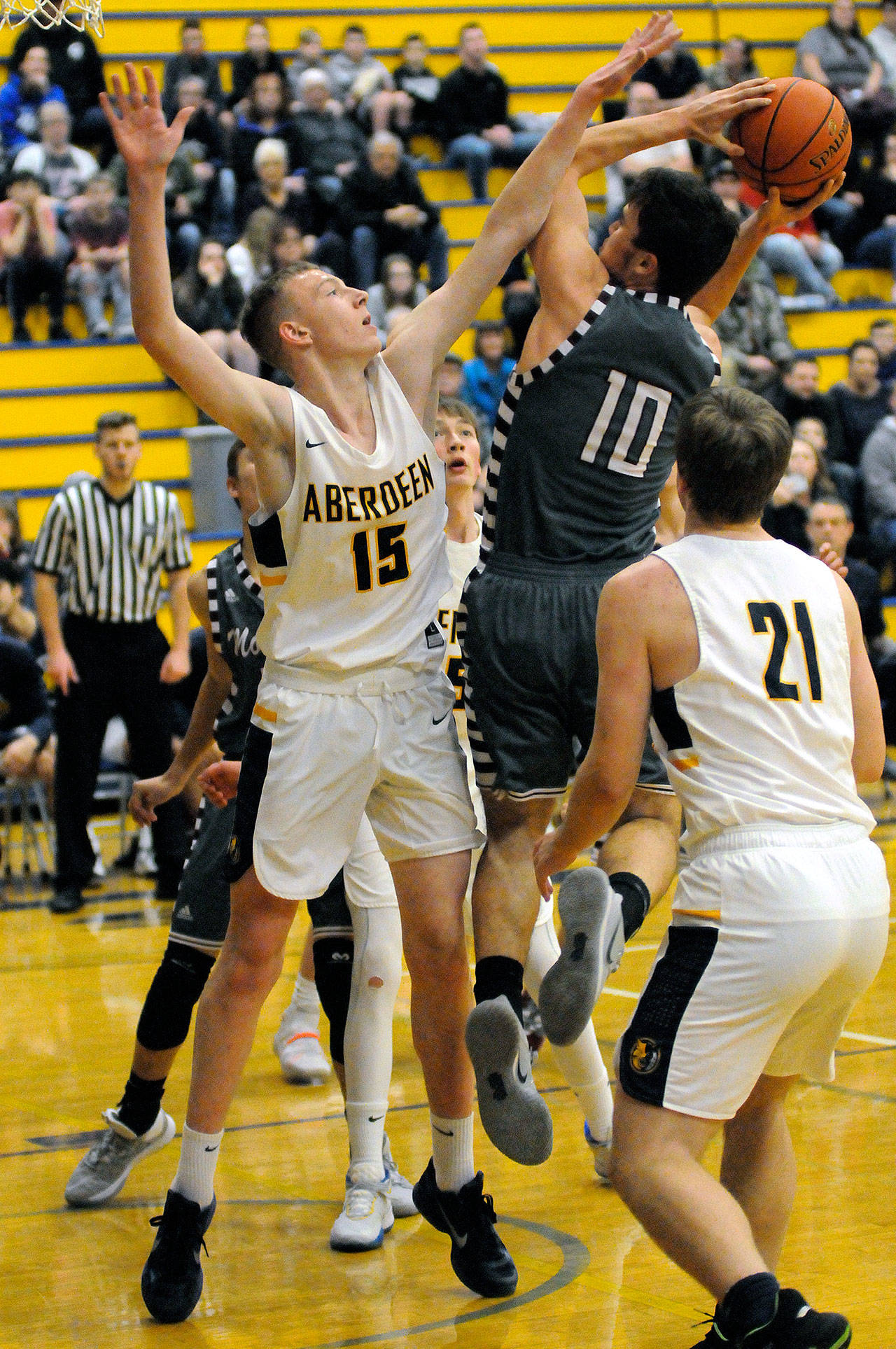 Montesano’s Trace Ridgway (10) puts up a shot against Aberdeen’s Kayden Seibert (15) during the Bulldogs’ 49-36 victory on Friday in Aberdeen. Ridgway scored a game-high 20 points to lead all scorers. (Ryan Sparks | Grays Harbor News Group)