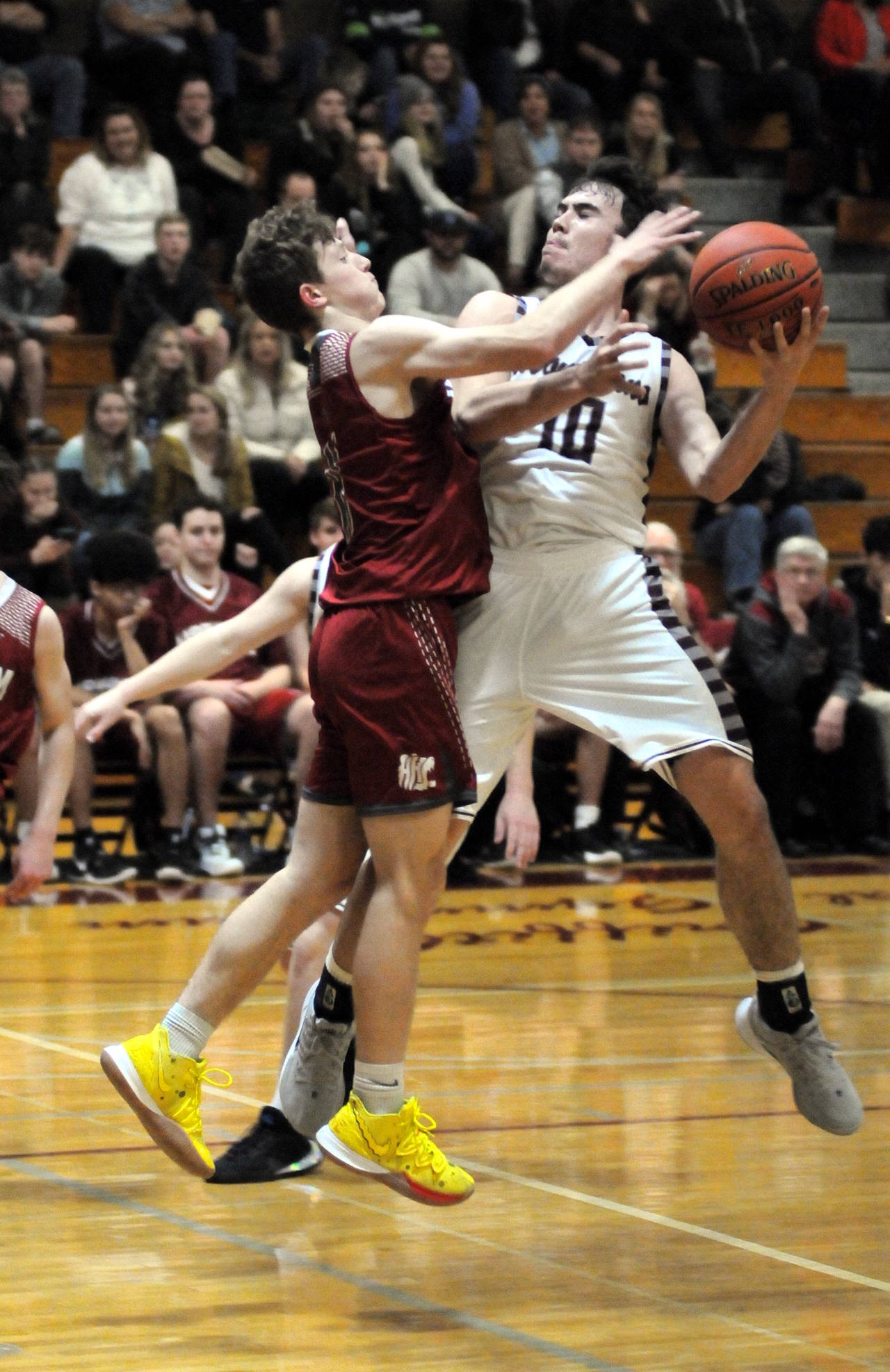 Montesano’s Trace Ridgway (10) attempts a shot while Hoquiam’s Cameron Bumstead looks to make a block during Tuesday’s game in Montesano. (Ryan Sparks | Grays Harbor News Group)