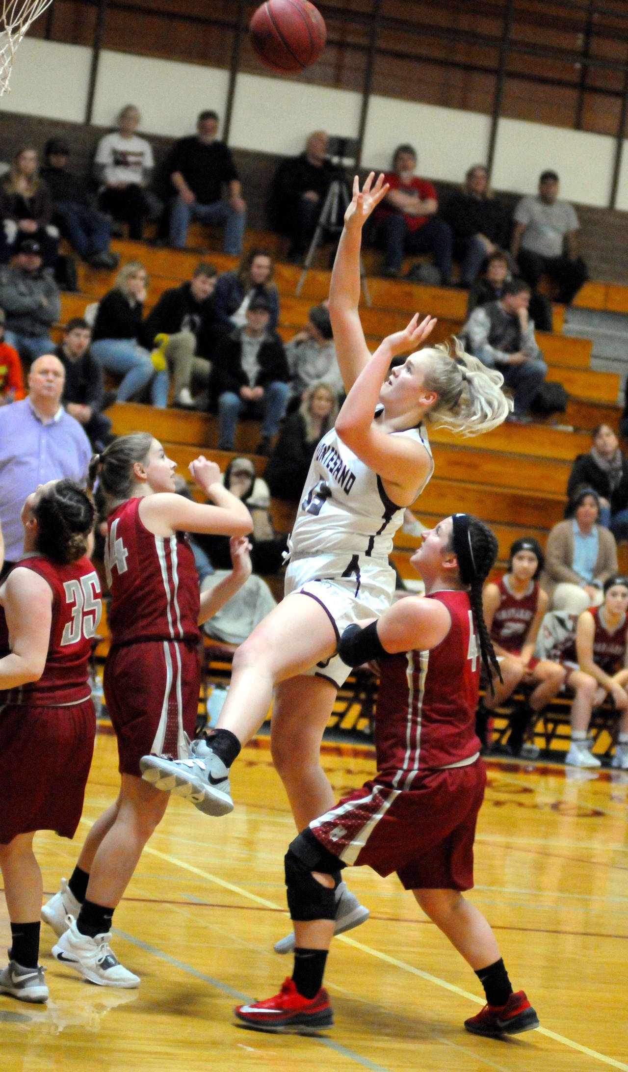 Montesano’s Zoe Hutchings scores two of her game-high 30 points to lead the Bulldogs to a 67-22 victory over Hoquiam on Tuesday at Montesano High School. (Ryan Sparks | Grays Harbor News Group)