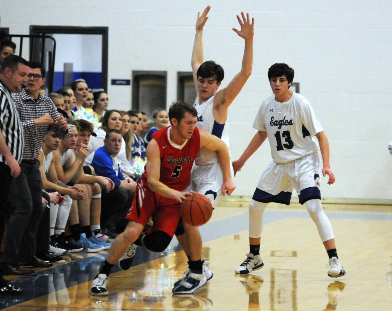 Tenino’s Logan Brewer, left, looks to get around the defense of Elma’s Cobey Moore and Sawyer Witt (13) during Thursday’s 1A Evergreen League game in Elma. (Ryan Sparks | Grays Harbor News Group)