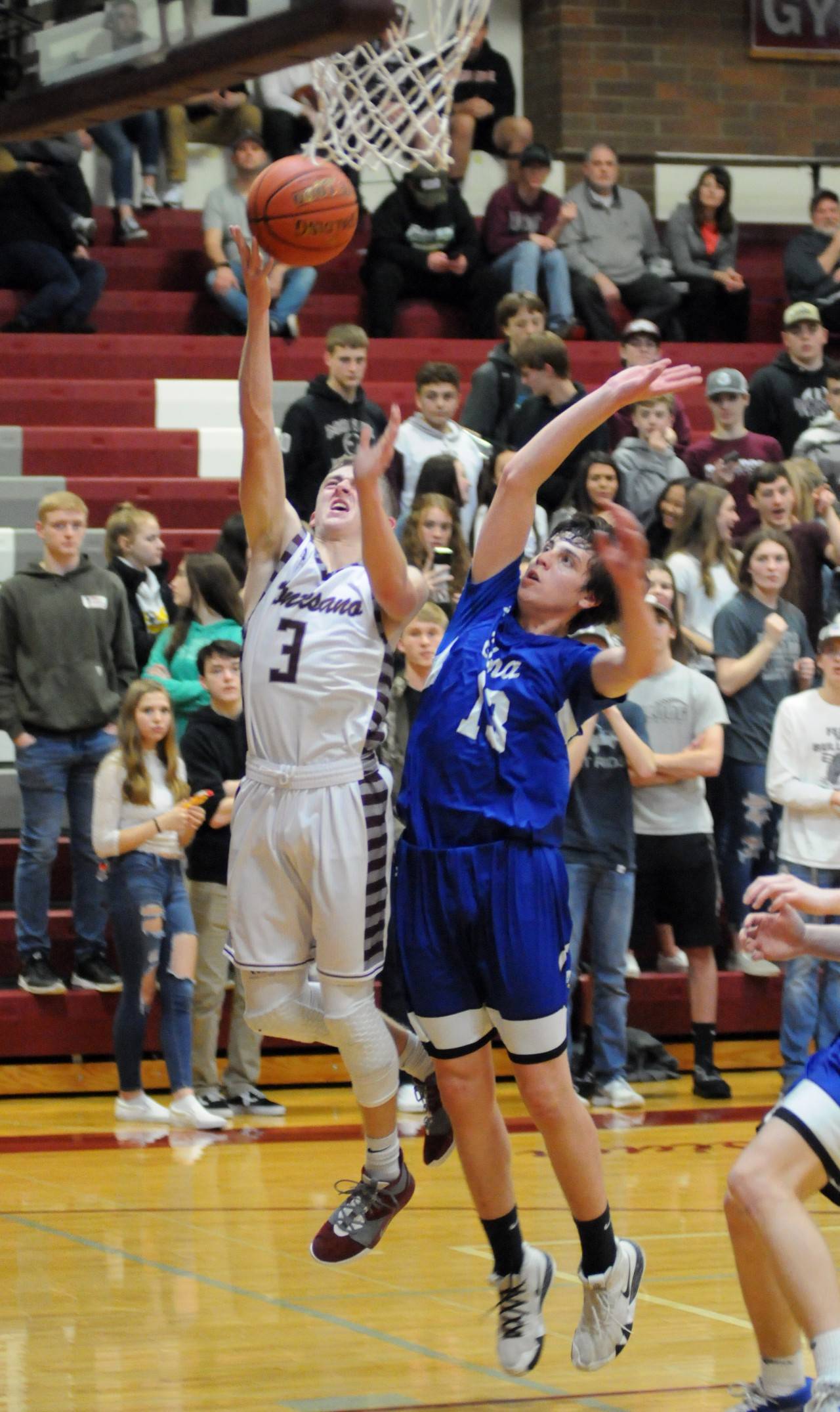 Montesano’s Braden Dohrmann (3) scores on a layup while being defended by Elma’s Sawyer Witt during the Bulldogs’ 70-61 victory on Thursday in Montesano. Dohrmann led the Bulldogs with 24 points while Witt scored a game-high 30 points. (Ryan Sparks | Grays Harbor News Group)