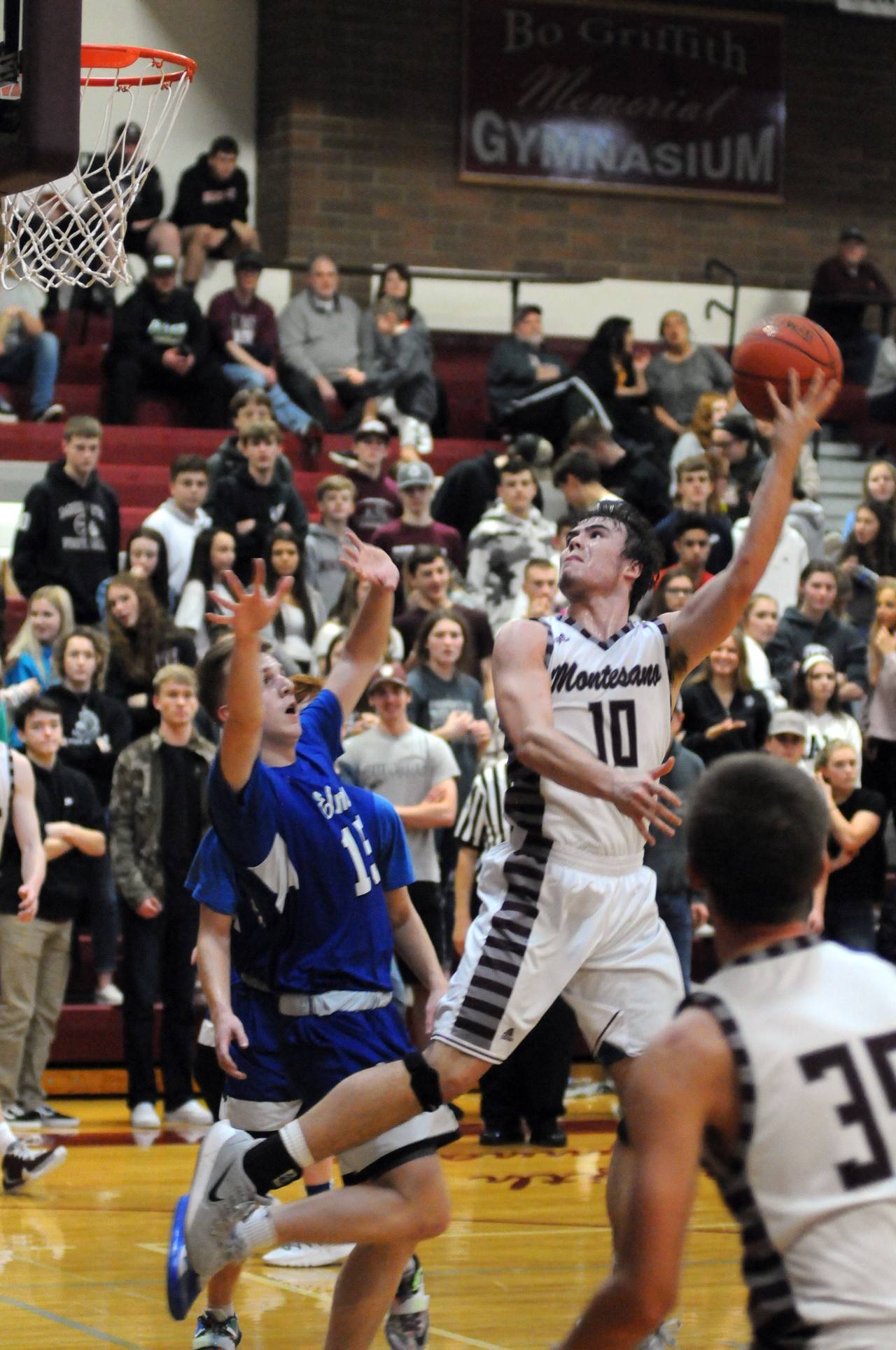 Montesano’s Trace Ridgway (10) puts up an over-the-shoulder hook shot while Elma’s Brady Johnston defends during the Bulldogs’ 70-61 victory on Thursday at Montesano High School. (Ryan Sparks | Grays Harbor News Group)