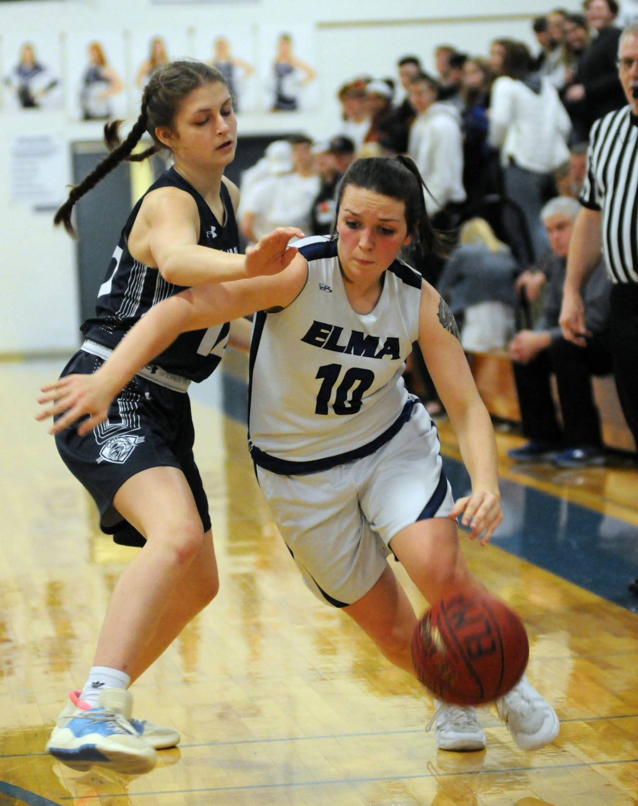 Elma’s Kaelyn Burgher (10) drives around King’s Way Christian’s Sara Thudium in the first half of Elma’s 45-26 victory in the semifinal round of the 1A District 4 Tournament on Saturday in Elma. (Ryan Sparks | Grays Harbor News Group)