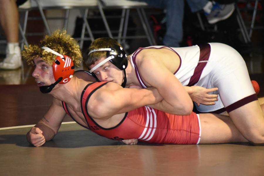 Prep Wrestling Roundup: Five Montesano wrestlers win to lead Bulldogs to regional championship