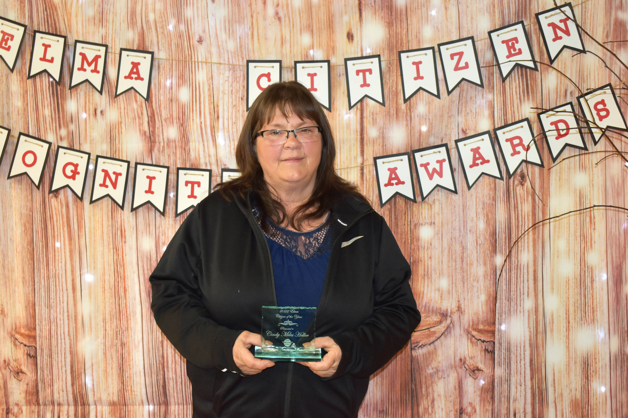 Cindy Myles Heller accepts her award for Citizen of the Year at the 2022 Elma Citizen of the Year event at Elma Eagles Banquet Hall on April 29, 2022 in Elma. Allen Leister I The Daily World